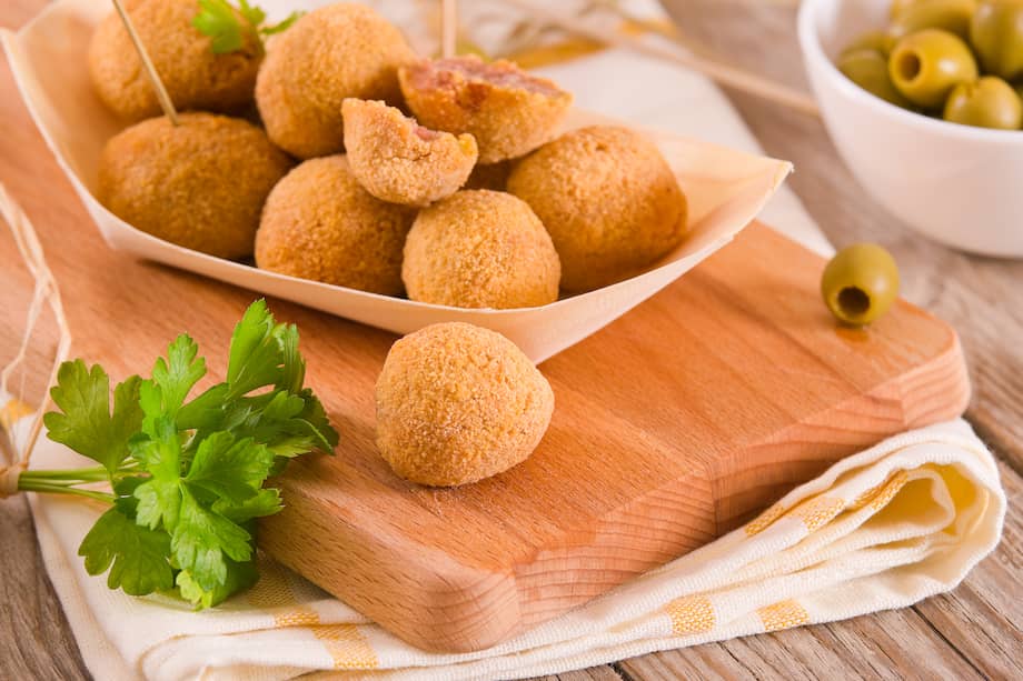 Estas aceitunas fritas rellenas de queso azul, serán un aperitivo ideal para conquistar en la mesa.