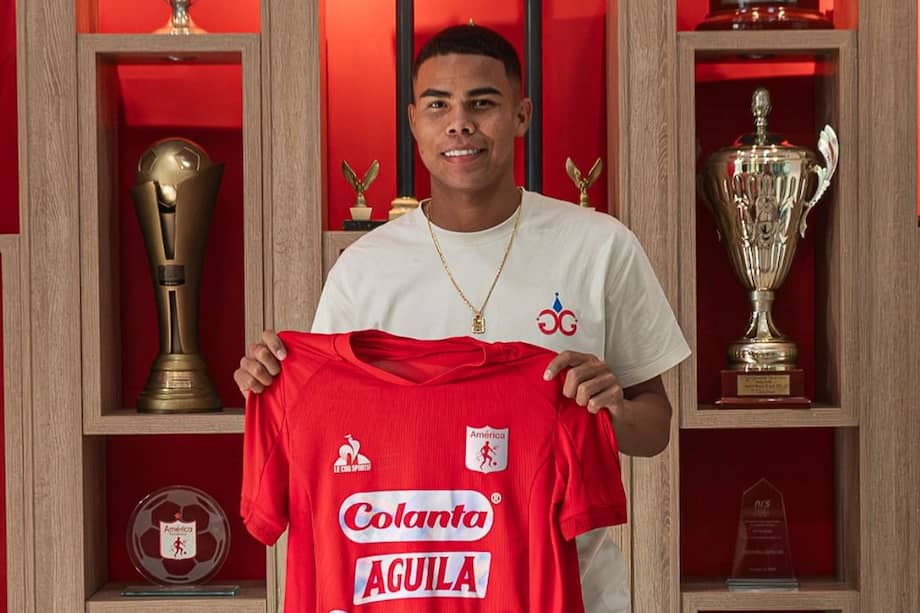 Mateo Castillo posa con la camiseta del América durante su presentación oficial como jugador del cuadro escarlata.