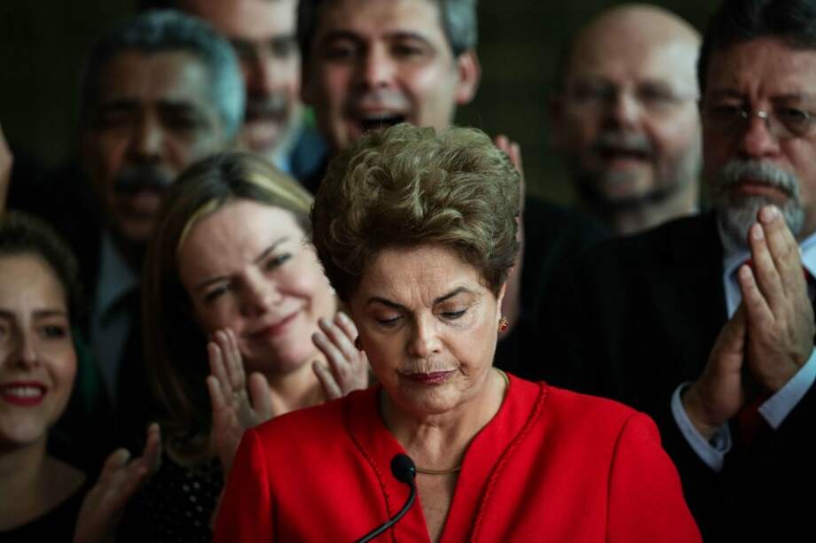 La expresidenta Dilma Rousseff durante una rueda de prensa el día en que fue destituida. Dijo que era un “golpe de Estado”. / EFE