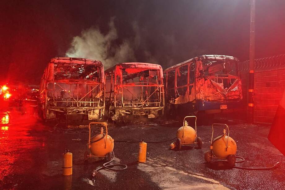 Incendio en Bosa dejó un herido y siete buses de SITP quemados.