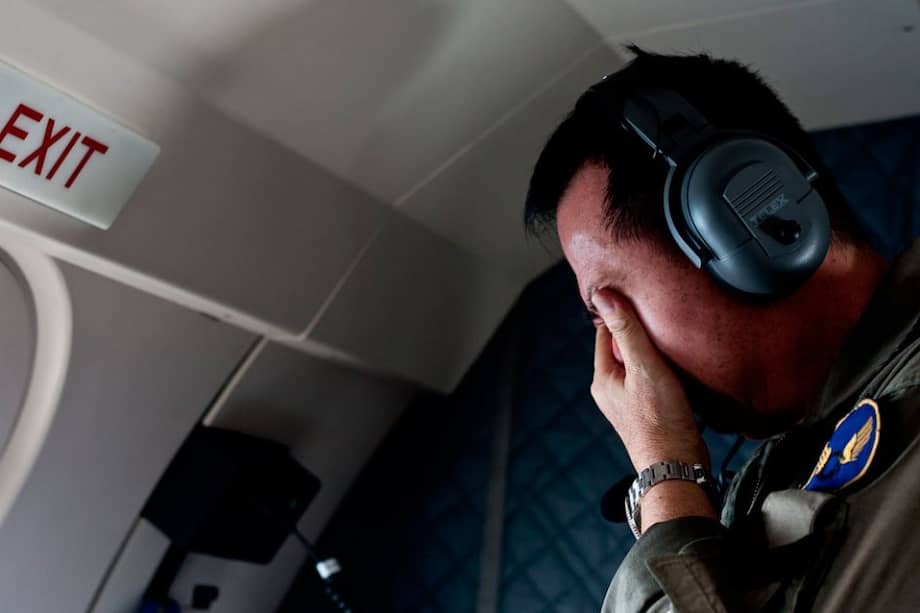 Divisan 6 cadáveres en la zona donde hallaron los restos de avión de AirAsia