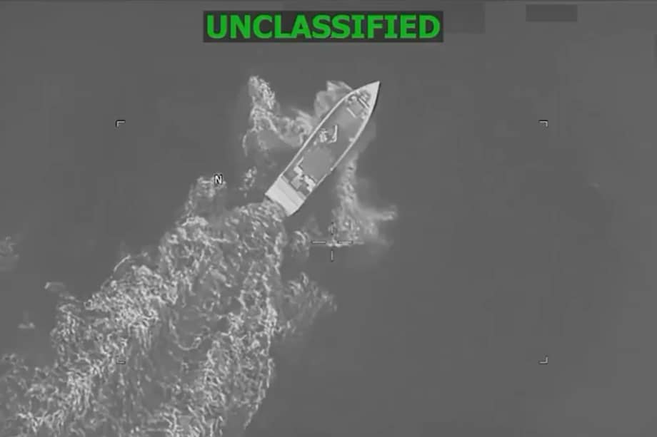 Imagen difundida por el Comando Sur de Estados Unidos (SOUTHCOM) en X, que muestra el momento del ataque militar contra una lancha en el mar Caribe.