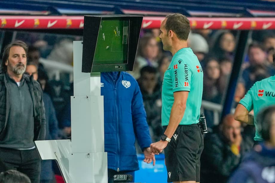 Entre las propuestas de cambios de la FIFA sería el uso del VAR en el fuera de lugar.