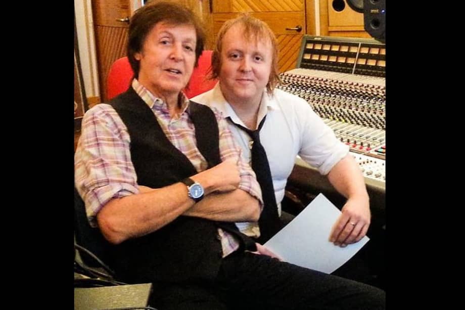 Paul y James McCartney en el estudio de grabación. / Bang Showbiz