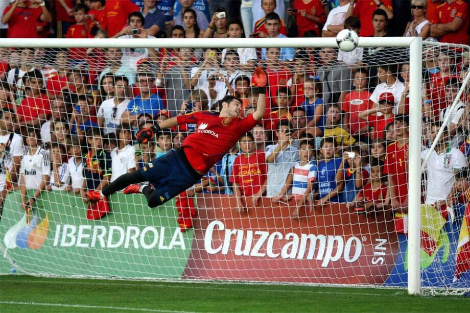 El capitán y arquero de la selección de España, durante un entrenamiento del equipo / EFE