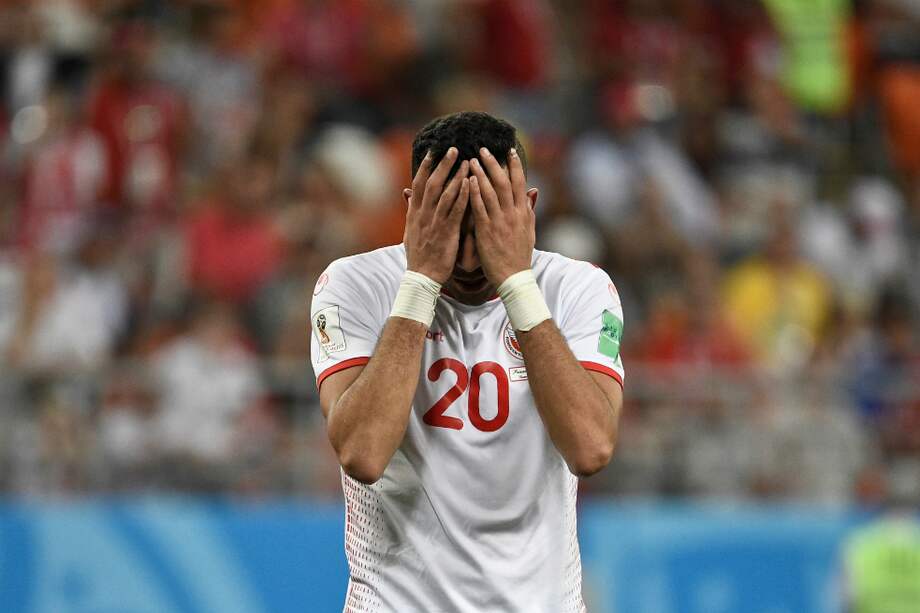 El mediocampista de Túnez Ghailene Chaalali se toma la cabeza ante la eliminación de su equipo de la Copa Mundo Rusia 2018. / AFP