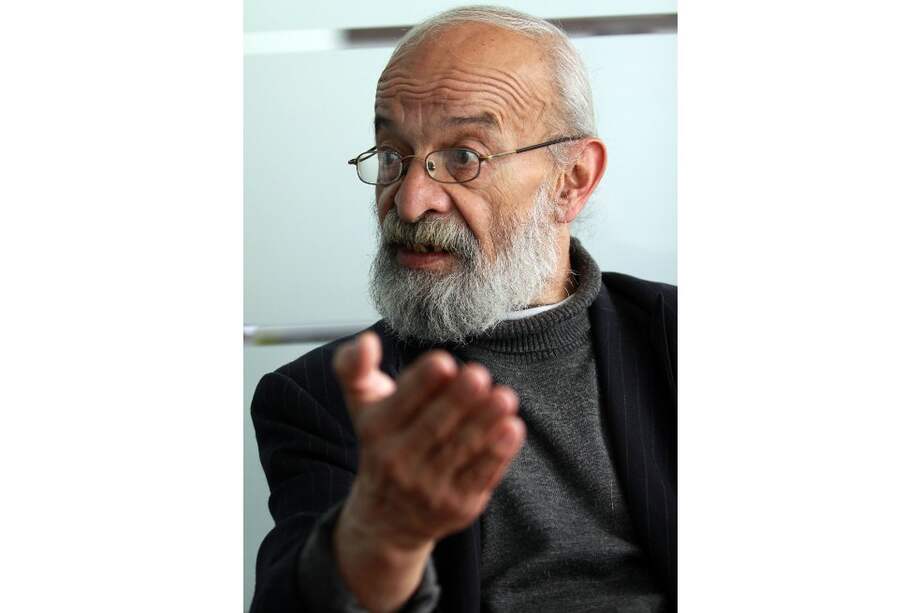 Según fuentes oficiales, el escritor falleció sobre las 10:00 p.m. del 17 de octubre a causa de una falla renal. Téllez es reconocido por su autoría en las obras “La hora de los traidores”, “La guerra verde: treinta años de conflicto entre los esmeralderos” y “La Pola, espía patriota”.