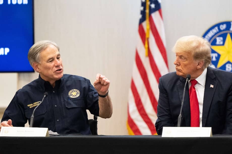 El gobernador de Texas, Greg Abbott, en una rueda de prensa conjunta con el expresidente Donald Trump, que visitó ese estado y la frontera.