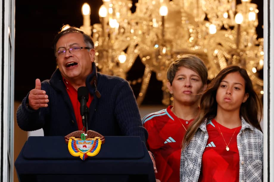 El presidente de Colombia, Gustavo Petro, pronuncia un discurso durante una manifestación en apoyo a sus reformas sociales, en la Casa de Nariño.