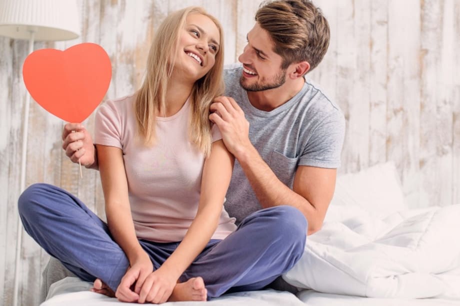 Pareja con un corazón en la mano