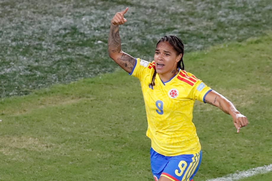 Gisela Robledo de Colombia celebra el gol del triunfo contra Venezuela en la Liga de Naciones Femenina en el estadio Pascual Guerrero de Cali, Colombia.