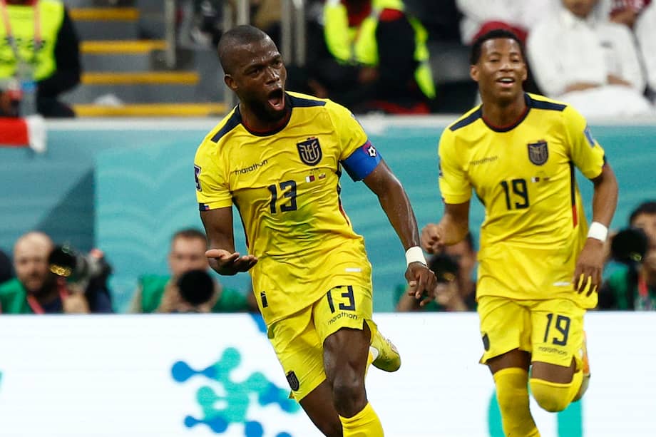 Énner Valencia (i) de Ecuador celebra un gol, en el partido inaugural contra Catar.