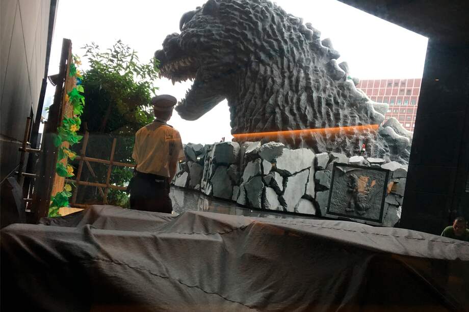 Restaurante temático dedicado a Godzilla en el barrio de Shinjuku, Tokio antes de su apertura.