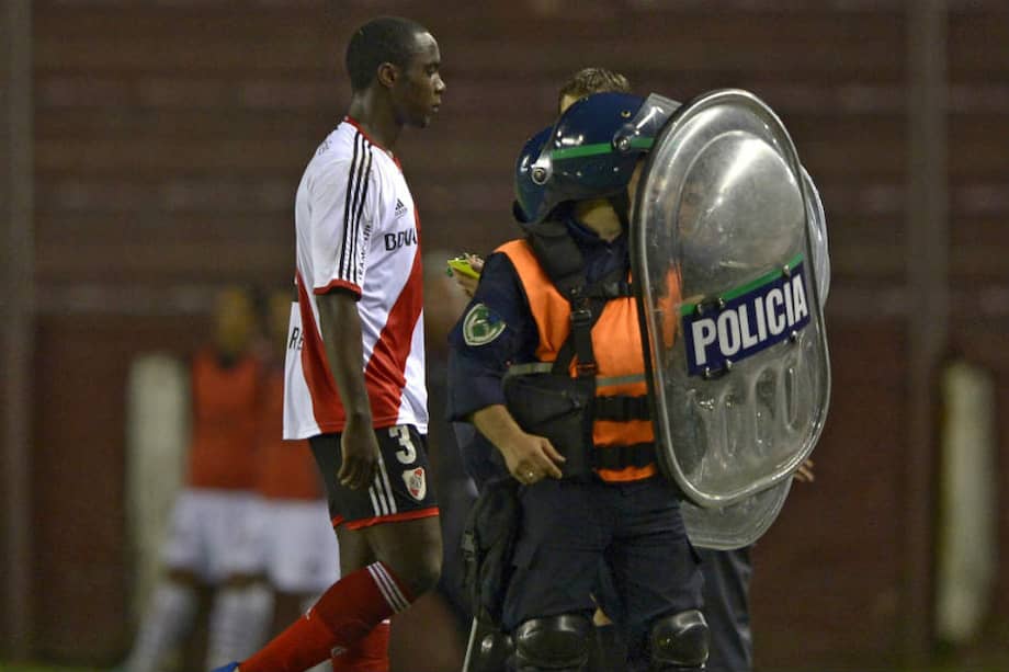 El defensa central colombiano de River Plate, Éder Álvarez Balanta, fue expulsado del partido. / AFP