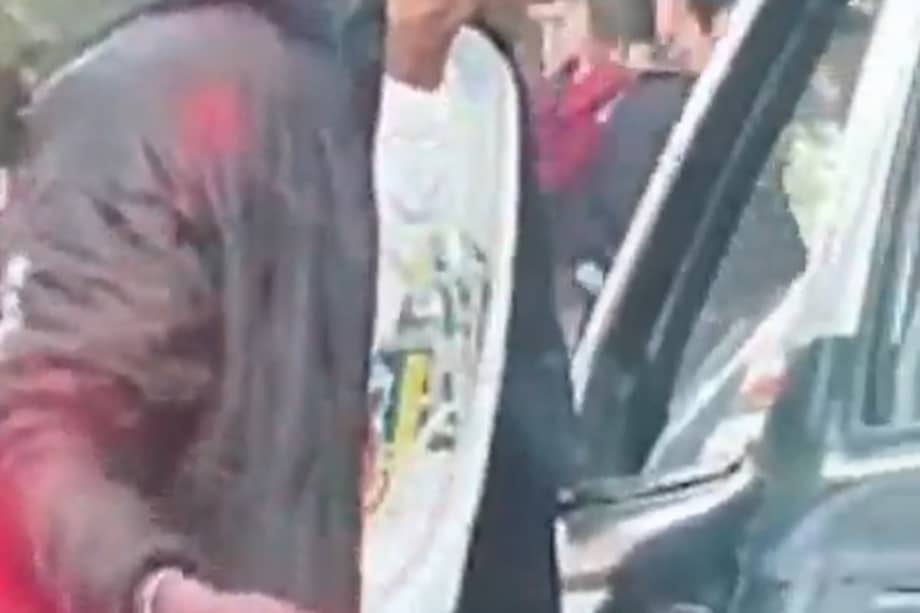 El detenido atacó la patrulla de policía mientras se encontraba detenida en un semáforo.