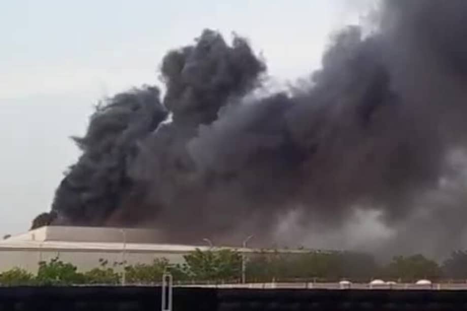 El incendio fue controlado en la noche del sábado por los bomberos, pero la columna de humo perduró hasta la mañana de este domingo.