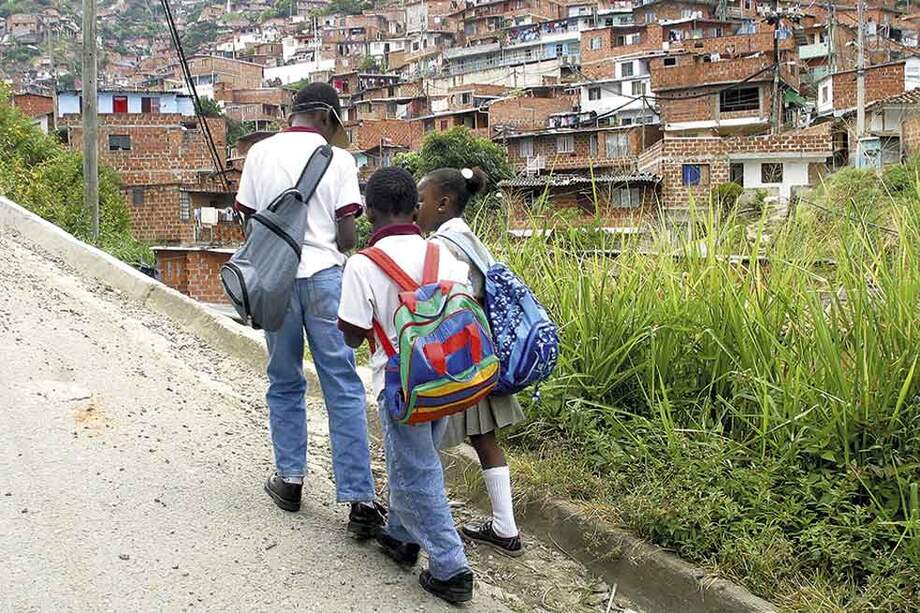 Estudiantes de la Comuna 8 (Medellín) corren el riesgo de ser atacados por delincuentes al atravesar las ‘fronteras invisibles’ que los violentos imponen . / El Colombiano
