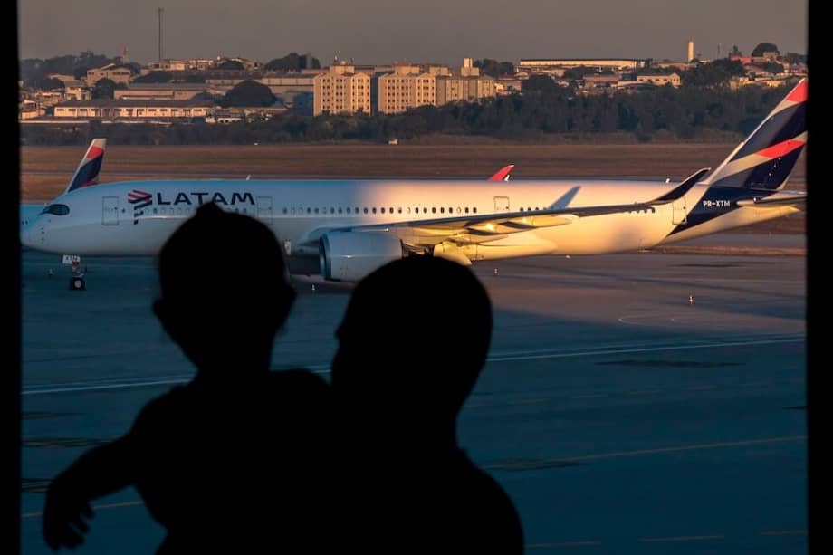 Cerca de 200 colombianos se encuentran varados en un aeropuerto de Brasil.