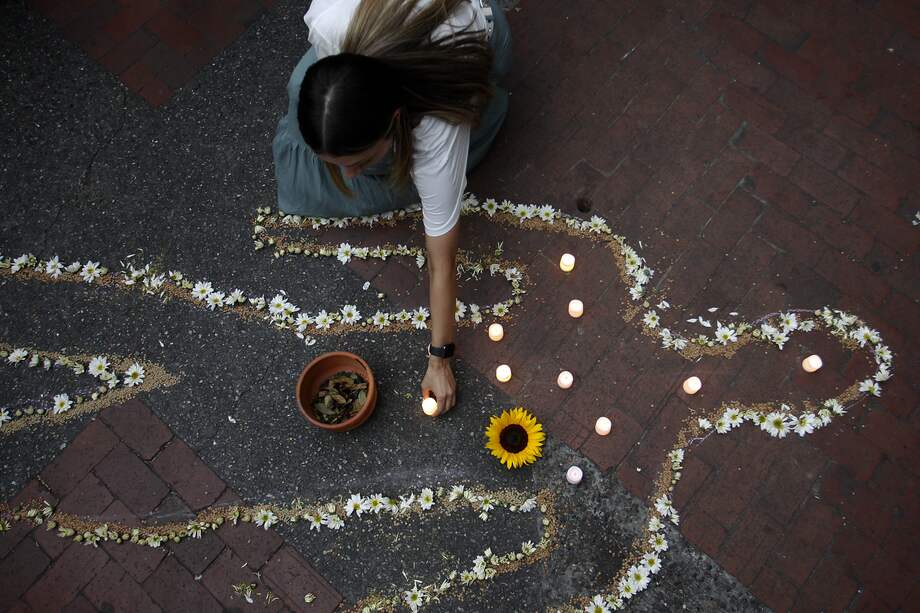Personas participan de un plantón para conmemorar a víctimas de desaparición forzada. EFE/Luis Eduardo Noriega A.