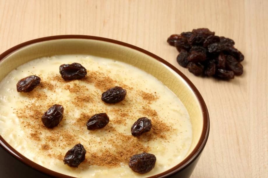 Arroz con leche y uvas pasas