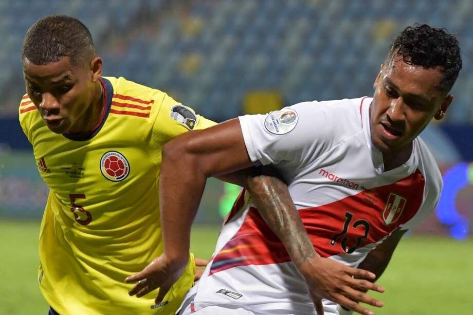 Wilmar Barrios disputa un balón con Renato Tapia.