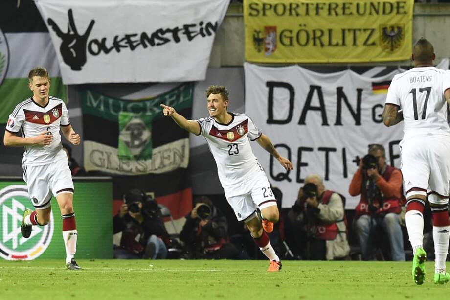 Max Kruse celebra el segundo tanto de Alemania. Foto: AFP
