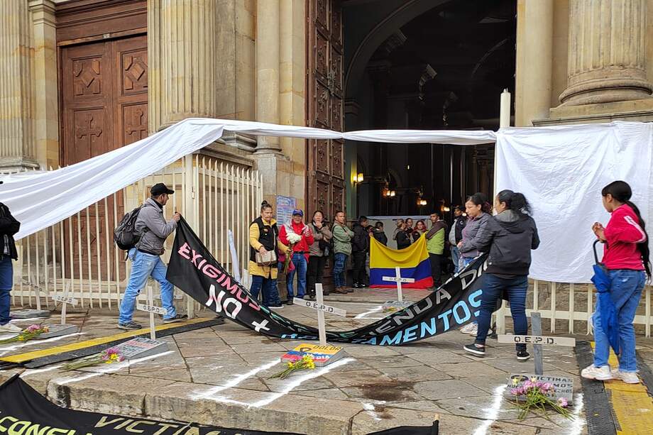 A esta hora, las autoridades mantienen diálogos con los participantes de la protesta.