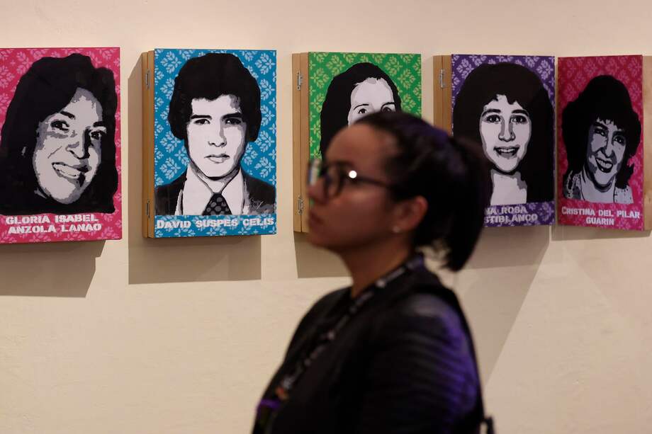 Una persona recorre la exposición exhibida en el Museo de la Independencia Casa del Florero este jueves, en Bogotá. El Museo de la Independencia Casa del Florero, inauguró la sala permanente '6 y 7 de noviembre de 1985', en homenaje a las víctimas de la toma y retoma del Palacio de Justicia que hace 40 años dejó 94 muertos, entre ellos once magistrados de la Corte Suprema, y un número indeterminado de desaparecidos.