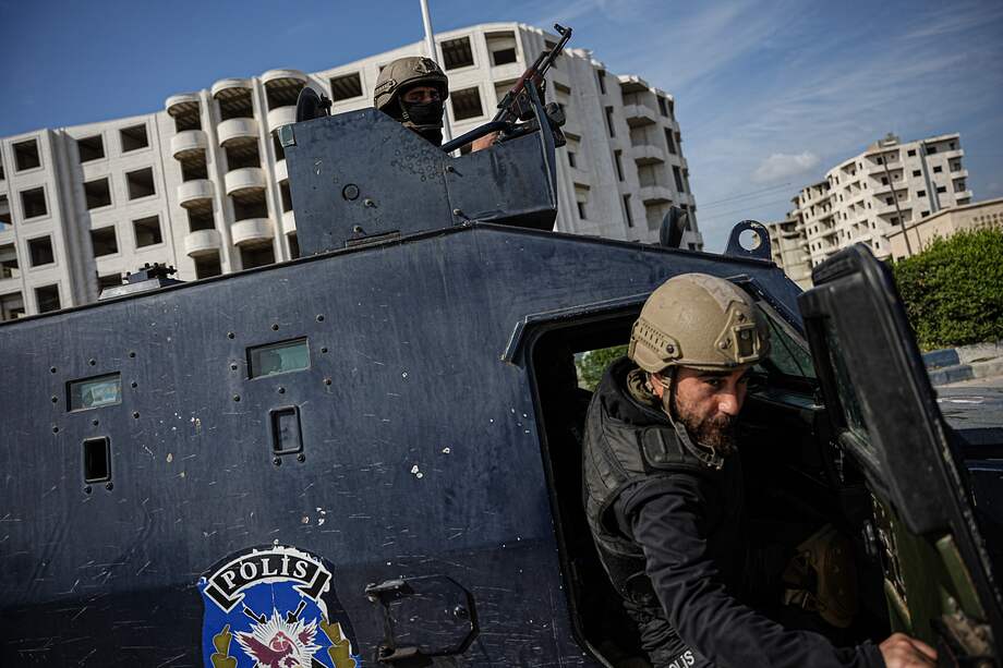 Las fuerzas de seguridad sirias patrullan una calle de la ciudad tras la violencia ocurrida en los días anteriores durante los enfrentamientos entre fuerzas gubernamentales y partidarios del antiguo régimen sirio.