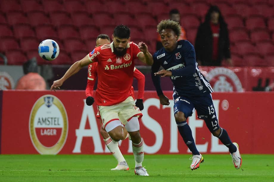 Bruno Méndez (i) de Internacional, disputa un balón con Jaen Pineda de Medellín hoy, en un partido de la Copa Sudamericana.