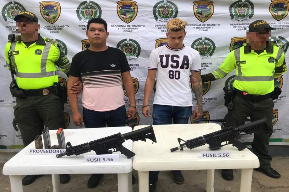 José Vicente Gómez Ríos y Pedro José Acosta Ovalles, ciudadanos venezolanos capturados con material bélico. / Cortesía Policía.
