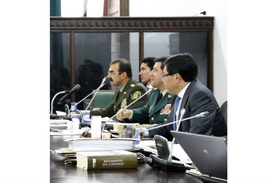 El general Juan Pablo Rodríguez Barragán y el general Rodolfo Palomino, ayer en el debate en la Comisión Primera del Senado. / Congreso