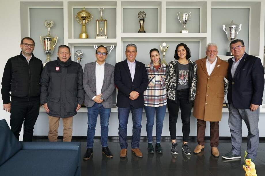 De la mesa de negociaciones hacen parte Eduardo Méndez, presidente de Santa Fe; Fernando Jaramillo, presidente de la Dimayor, y la futbolista Manuela Acosta.