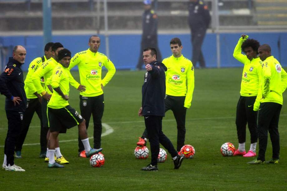 La selección brasilera durante su sesión de entrenamiento con miras al debut eliminatorio ante Chile. /AFP