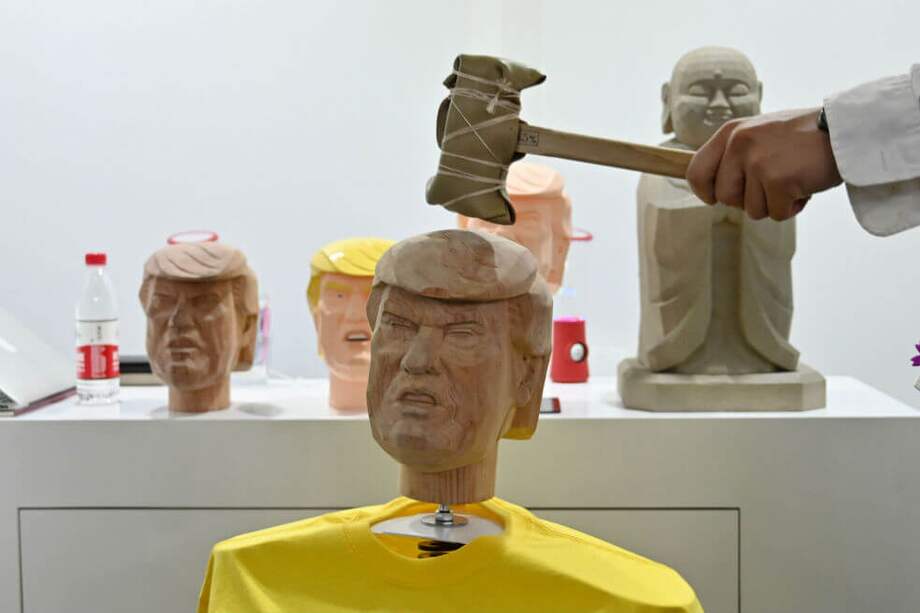 Soliton Systems creó un busto de la cabeza del presidente estadounidense con un resorte que la hace moverse para que las personas la golpeen. / AFP