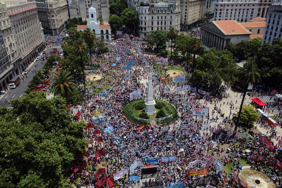 Vista de la Plaza de Mayo durante las protestas del 20 de diciembre.