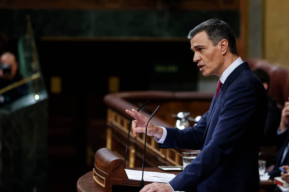 El presidente del Gobierno en funciones, Pedro Sánchez, se dirige a la Cámara en el primer día de su debate de investidura para exponer su nuevo programa de Gobierno y pedir la confianza a la Cámara para revalidar su mandato en la Moncloa, este miércoles, en Madrid. EFE/Javier Lizón