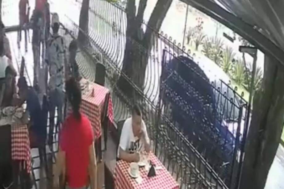 Los futbolistas José Caldera, del Deportivo Cali, y Daniel Ferreira, del Orsomarso Palmira, fueron robados mientras almorzaban en un restaurante del barrio Capri.