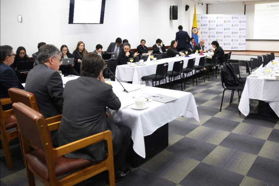 Con los ponentes del proyecto de la reforma, el ministro de Hacienda, Mauricio Cárdenas, busca consenso para evitar tropiezos en el Congreso. / Minhacienda