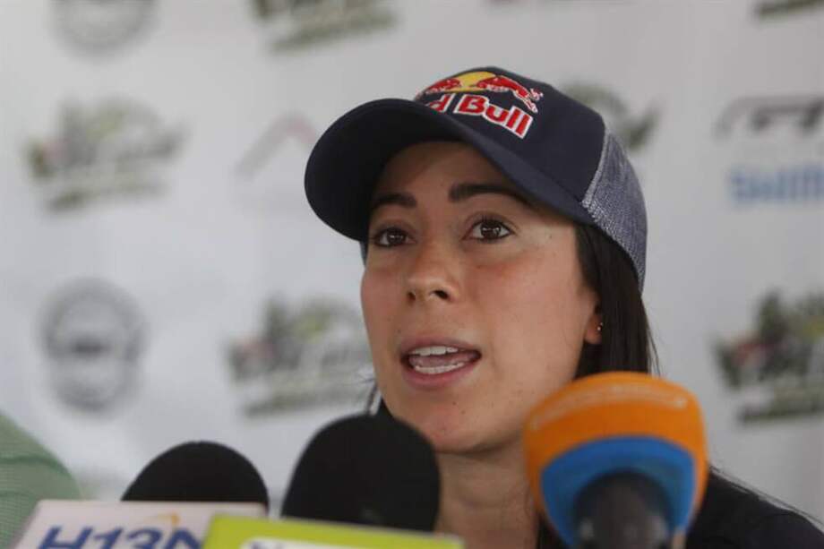 La bicampeona olímpica en BMX, la colombiana Mariana Pajón, habla este jueves durante una rueda de prensa con motivo de la presentación de la Copa que lleva su nombre. / EFE