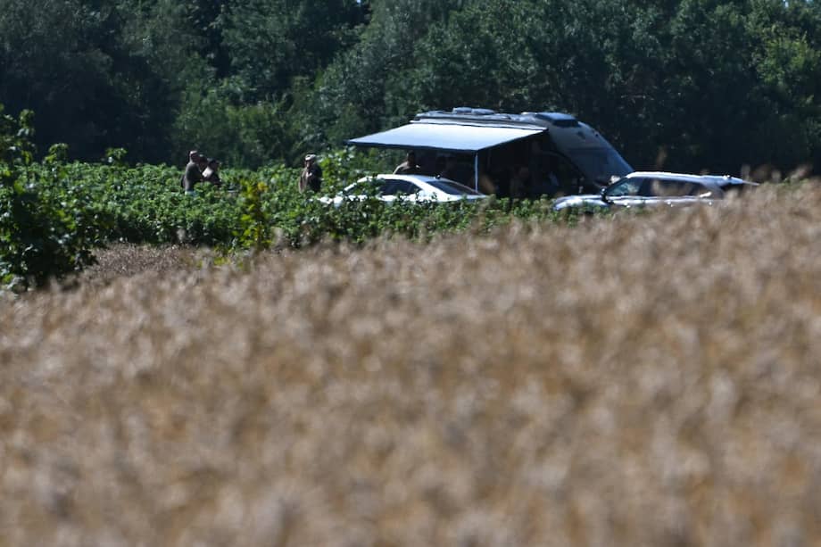 Agentes de policía, soldados y bomberos trabajan en una zona cercana a la localidad de Tarnawa-Kolonia, en el este de Polonia, luego de que un objeto volador no identificado impactara el suelo y explotara.