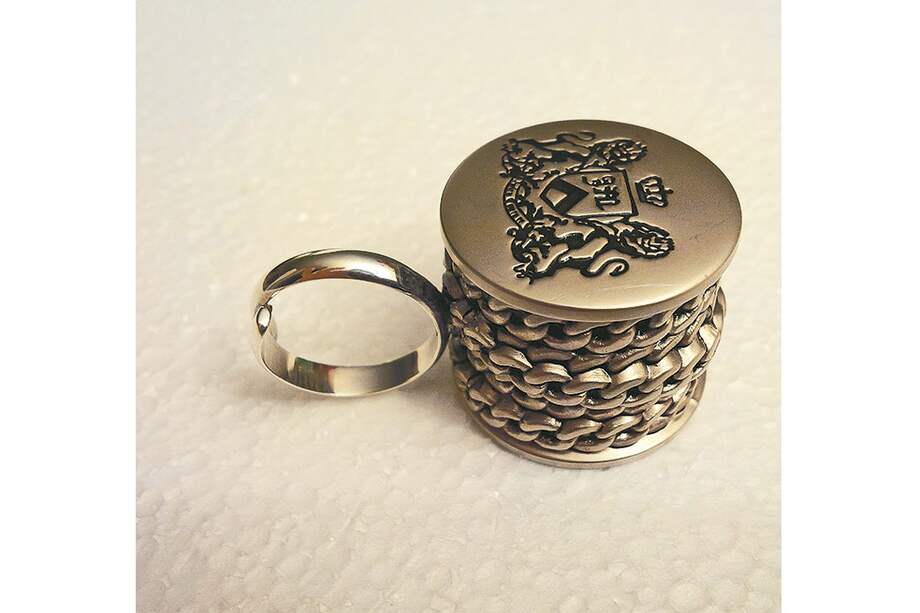 Anillo diseñado por Carla Núñez fusionando plata con una tapa de frasco de perfume. / Carla Núñez de la Torre