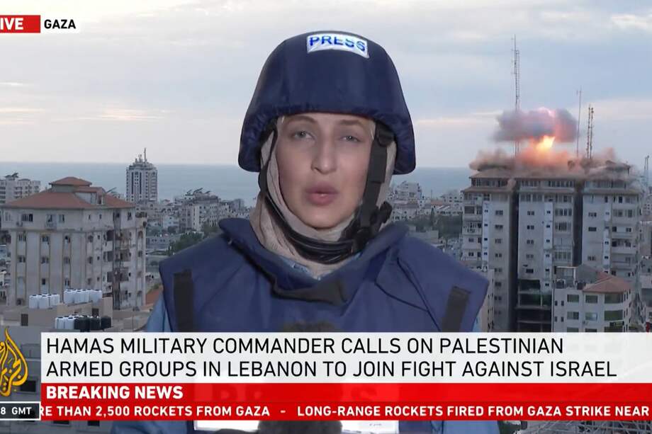 Momento en que, durante la transmisión de Al Jazeera, un misil impacto un edificio en Gaza.