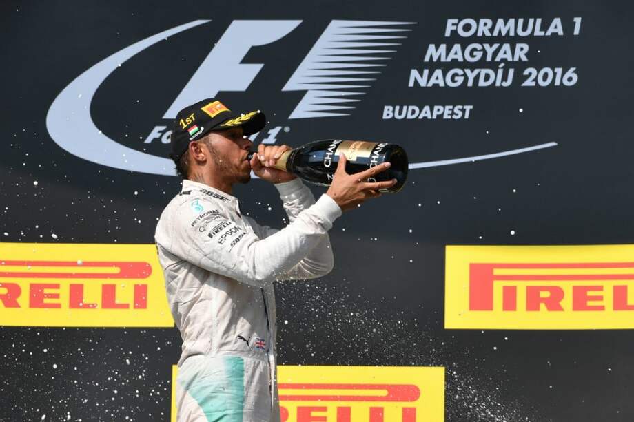 El inglés Lewis Hamilton celebra tras imponerse en el Gran Premio de Hungría. / AFP