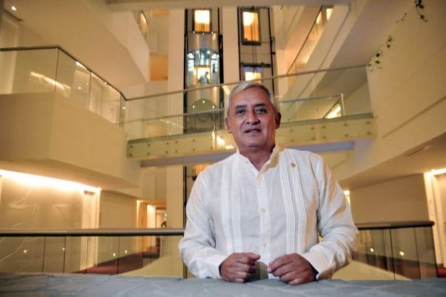 Presidente de Guatemala ofrece la experiencia de su país a Colombia para alcanzar la paz