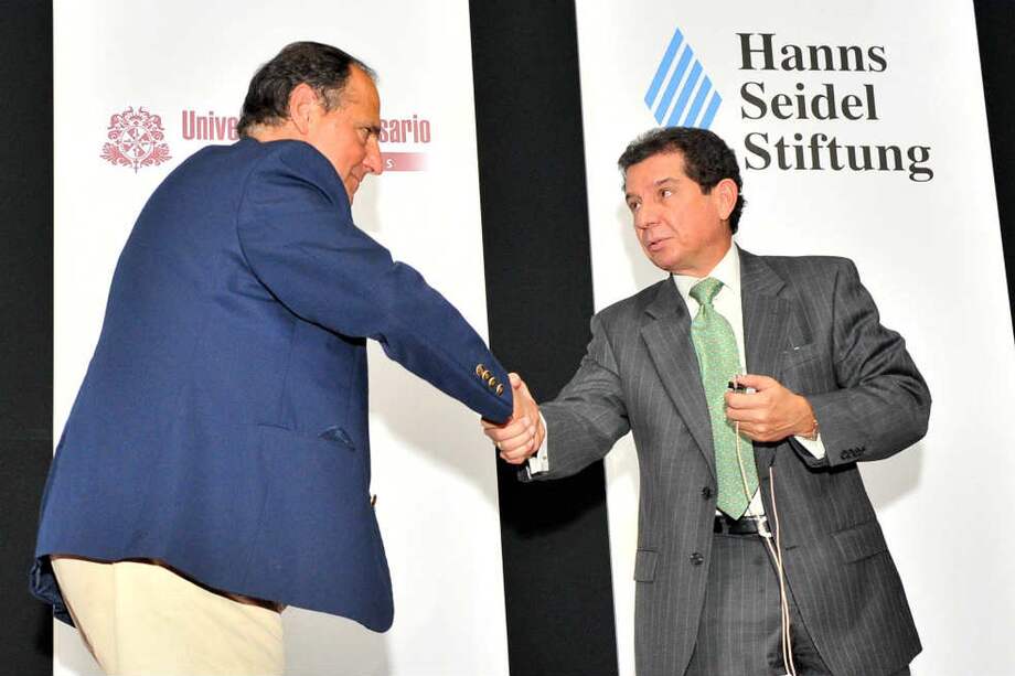 El ministro de Agricultura, Juan Camilo Restrepo, y el presidente de Fedegán, José Félix Lafaurie, luego del debate en la Universidad del Rosario. / Luis Ángel