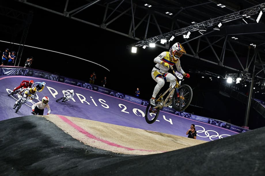 La colombiana #100 Mariana Pajón Londoño lidera a las ciclistas en la última carrera de los cuartos de final de BMX Racing de ciclismo femenino durante los Juegos Olímpicos de París 2024 en Saint-Quentin-en-Yvelines, el 1 de agosto de 2024.