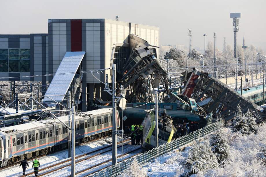 Bomberos y médicos intentan rescatar a las víctimas después de que un tren de alta velocidad se estrellara contra una locomotora en Ankara. / ADEM ALTAN / AFP