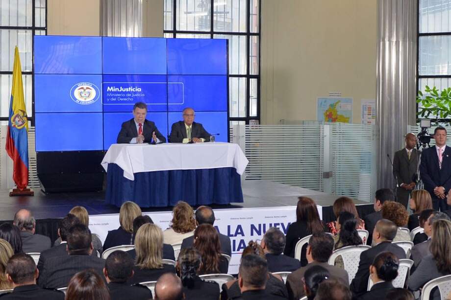 Presidente Santos con el ministro de Justicia durante un foro el día de ayer. / Presidencia