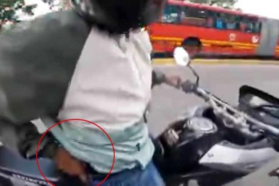 Motocilcista amenaza a ciudadano con un arma de fuego